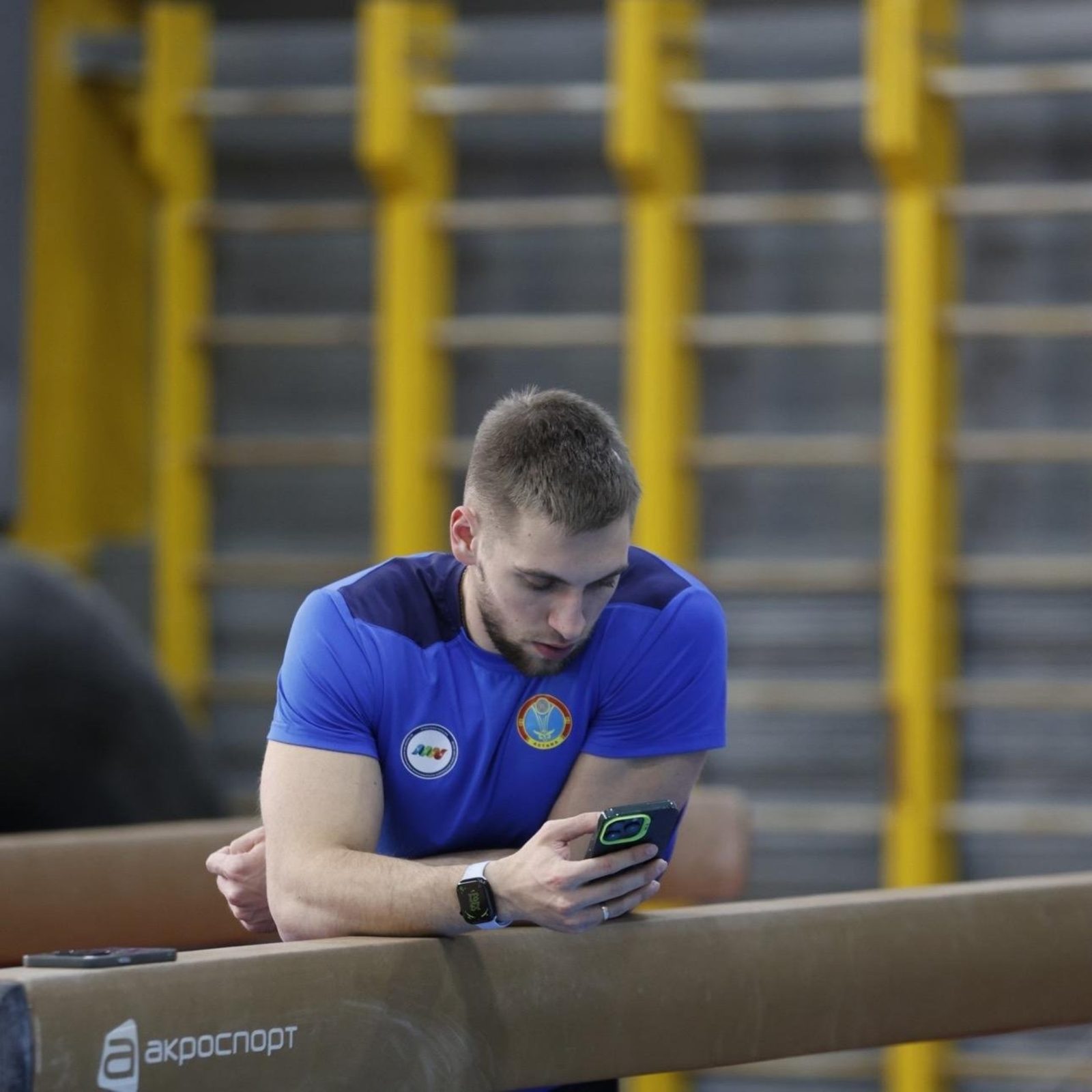 Тренер в спортивном зале Qazaq Gymnastics